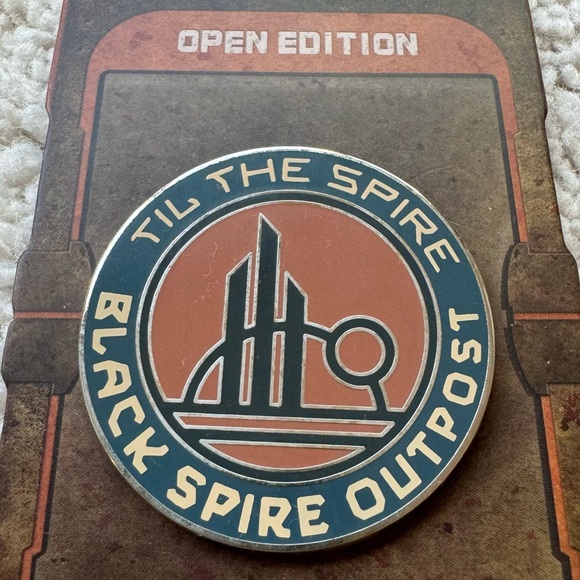 Star Wars Galaxy’s Edge Black Spire Outpost Pin - Picture 2 of 3